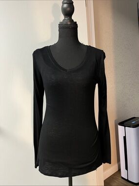 Active USA Black Long Sleeve V-Neck Women's Tee